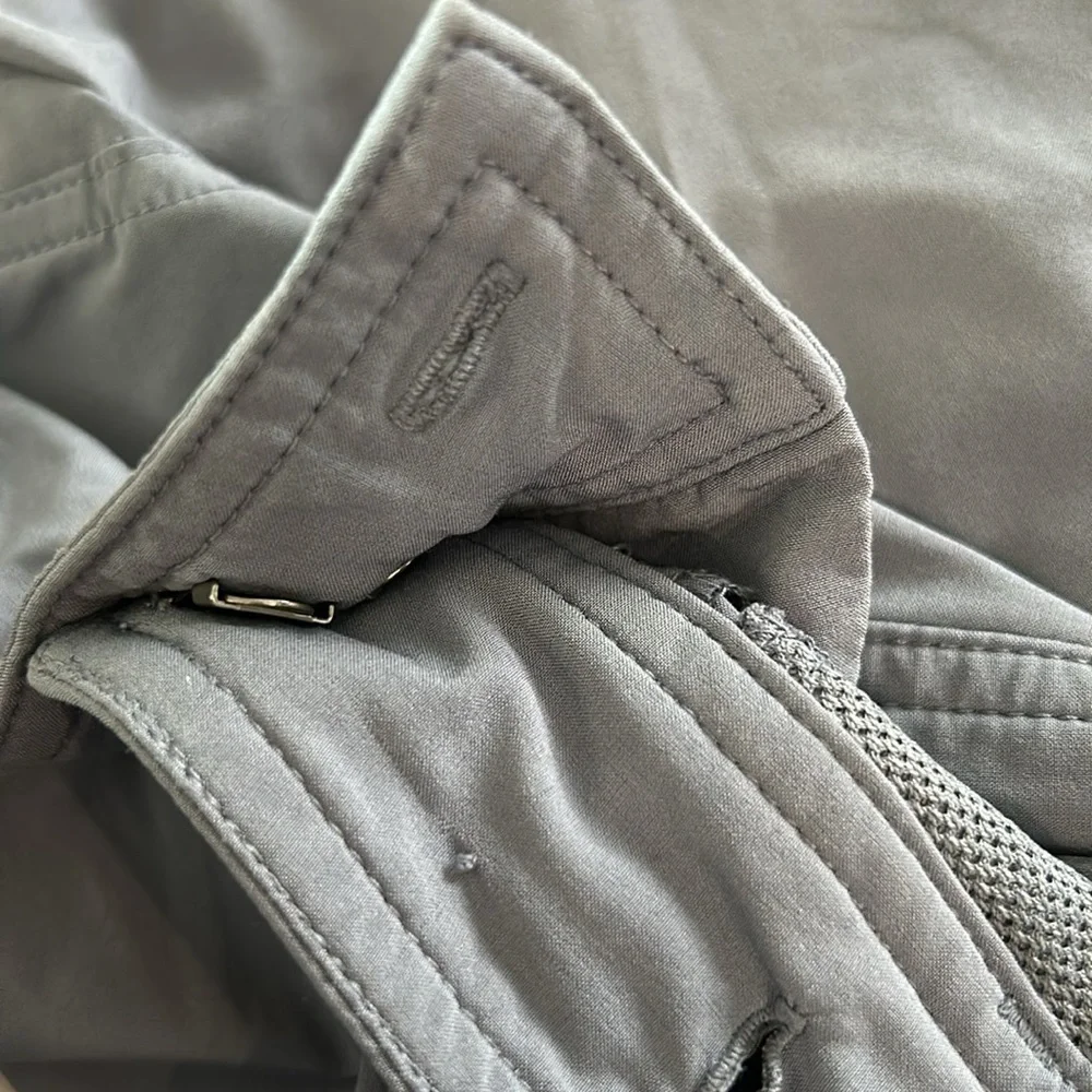 Athleta Gray Wahina Side Zip Back Pockets shorts size 4